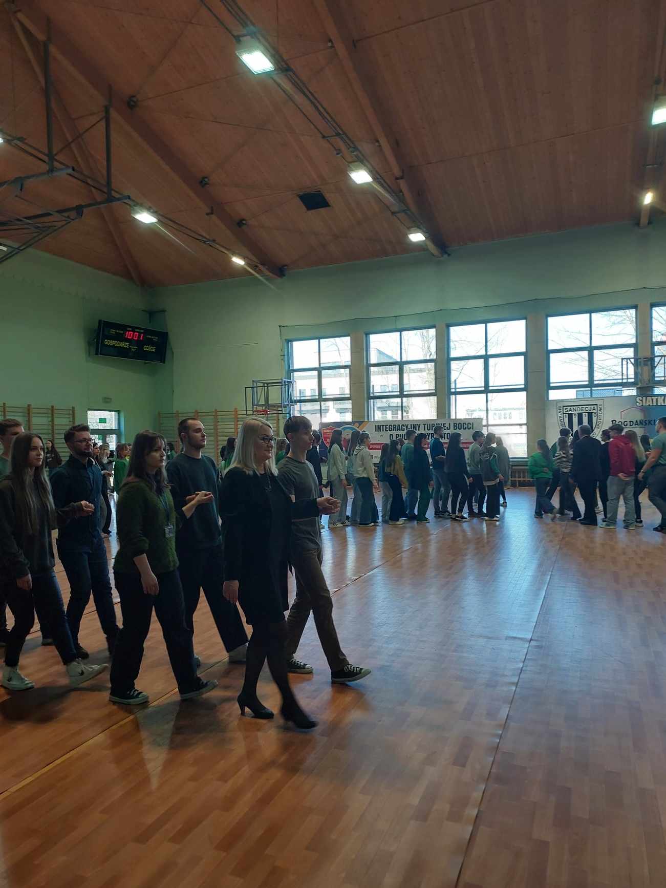 Zdjęcie Zielony polonez 2024 (16)e5f3a46c-5a69-456b-9319-3c9354c32b83.jpg w galerii Polonez maturzystów II LO na sto dni przed maturą
